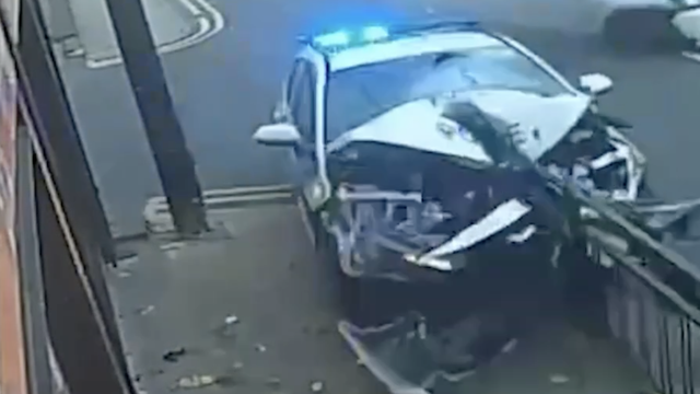 Stravična snimka iz Engleske: Policijski auto pod rotirkama zabio se u željeznu ogradu