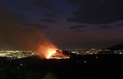 Požar na Klisu pod nadzorom: Cijelu noć dežurali vatrogasci