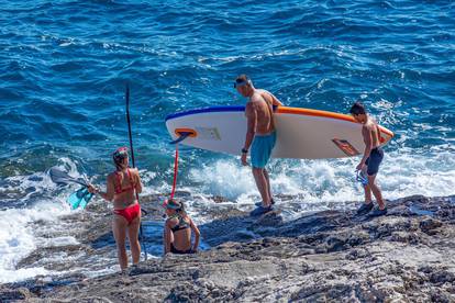 Pulske plaže pune turista: Skače se, pliva, vozi kajacima i uživa