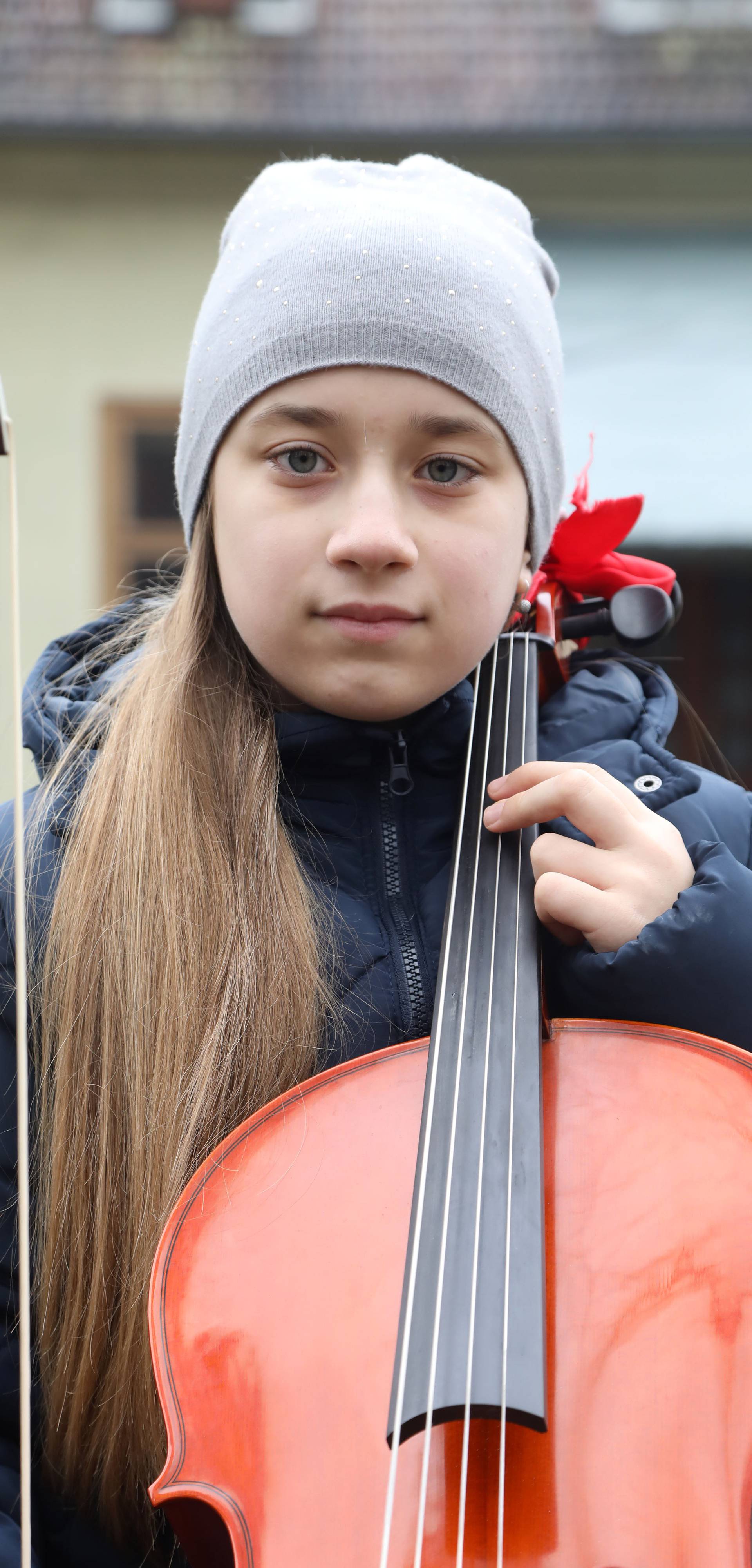 Tužna djevojčica: Nemam gdje svirati, škola nam je stradala...