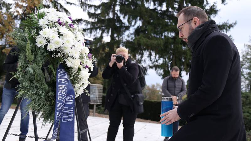 FOTO Tomašević položio vijence na Mirogoju: '1.11. besplatni prijevoz prema grobljima'