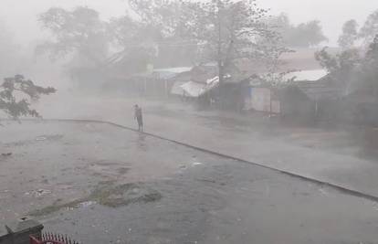 Snažna oluja približila se Mjanmaru i Bangladešu, više stotina tisuća ljudi evakuirali