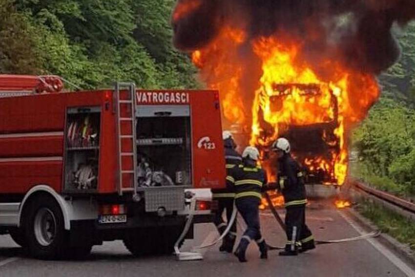 Buktinja kod Konjica: Potpuno je izgorio autobus iz Vukovara