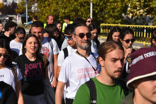 Skupina studenata i gra&dstrok;ana, hodaju&cacute;i u sklopu predizborne kampanje za izbornu listu „Studentska lista – Studenti pobje&dstrok;uju” blizu je Beograda 