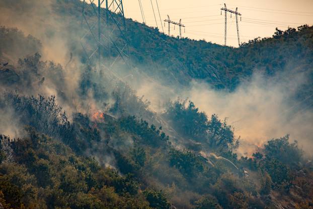 Vatrogasci se bore s po&zcaron;arom koji je buknuo u &Zcaron;upi dubrova&ccaron;koj