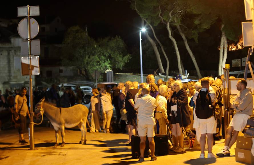 Milna: Zbog požara turisti proveli noć na rivi