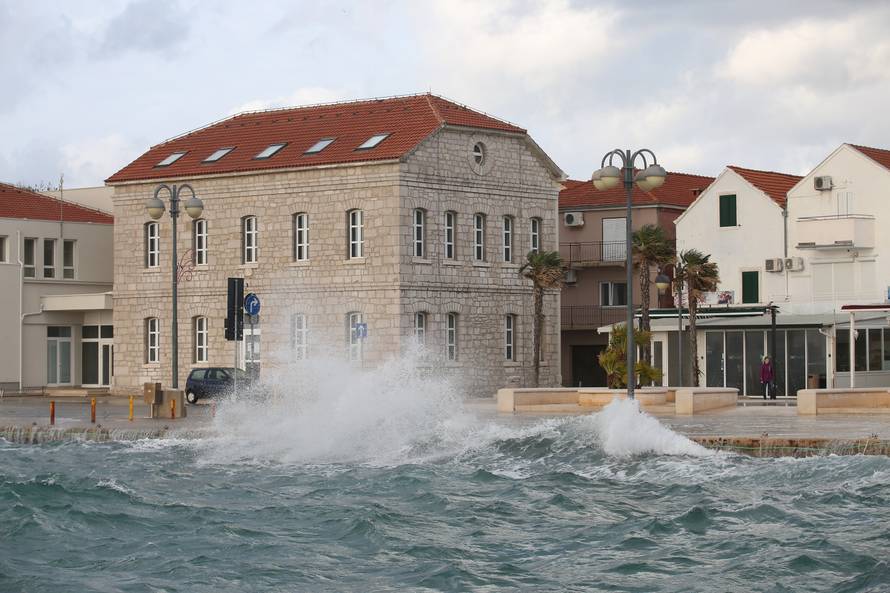 Strašno nevrijeme pogodilo je obalu, udara svom žestinom