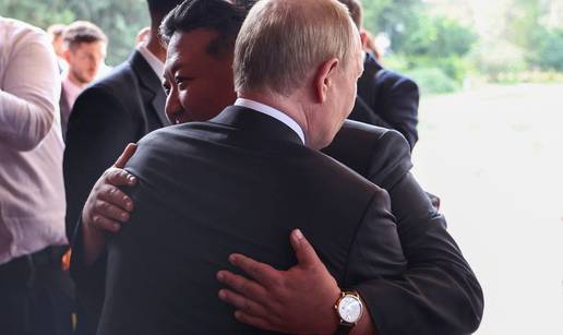 FOTO Di si, Kime Jonže, kućo stara: Pogledajte srdačan susret Putina i sjevernokorejskog vođe