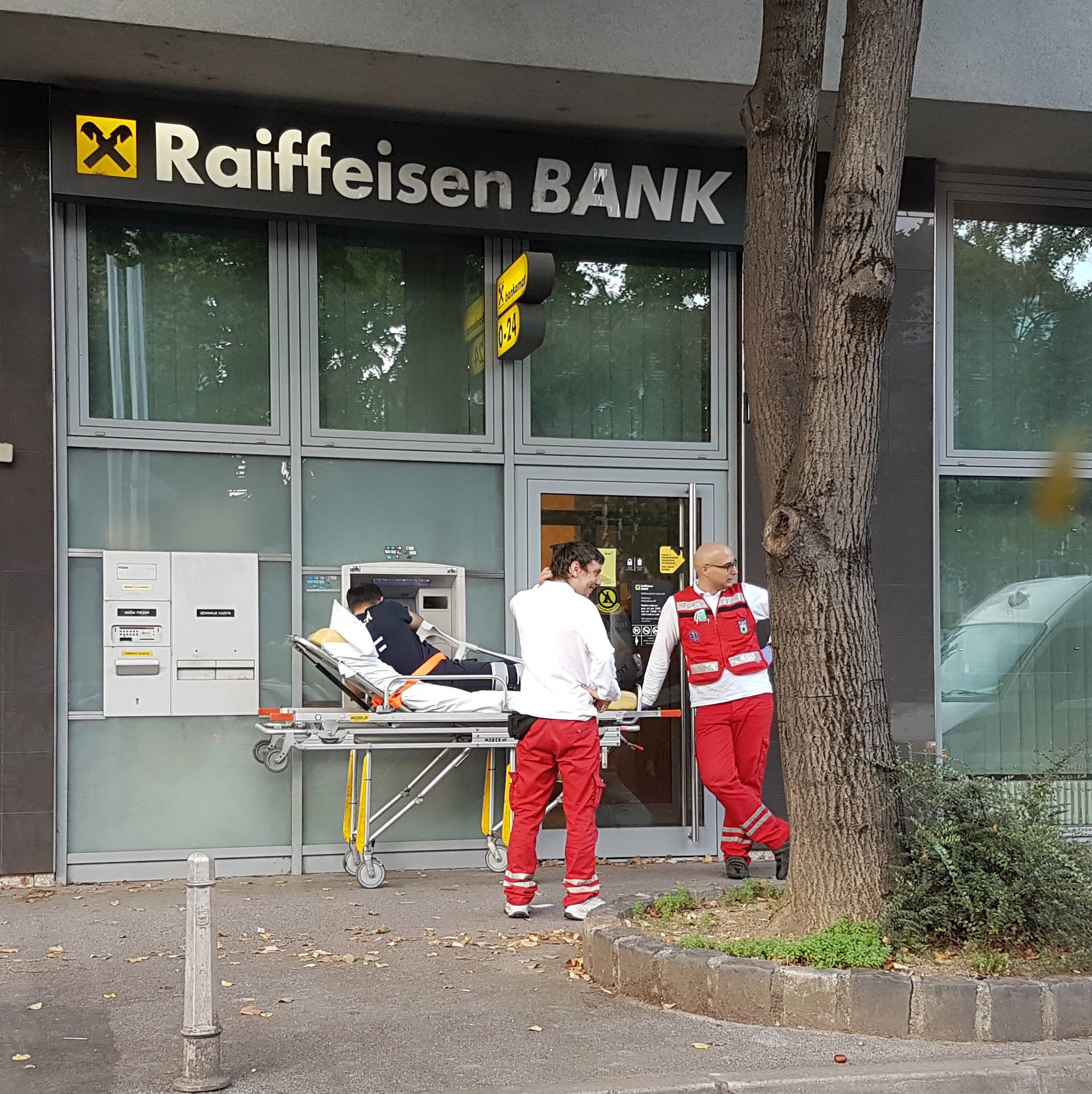 Hitna je 'dovezla' pacijenta do bankomata da podigne novac