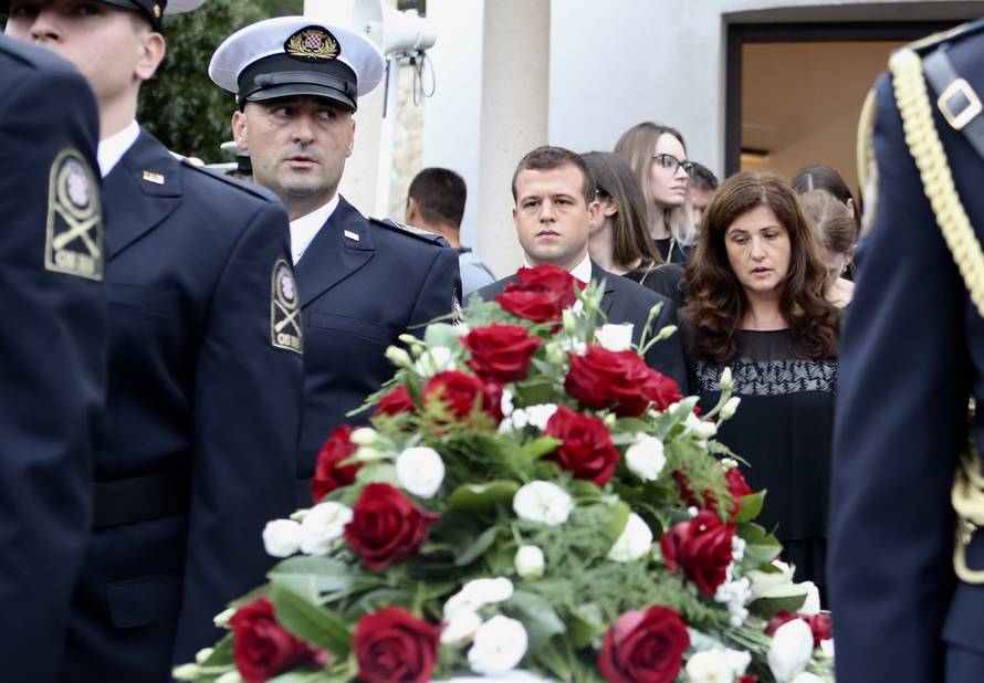 Imotska krajina oprostila se od svoga komodora Ivice Tolića