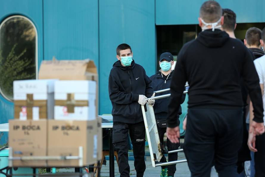 Zagreb: Navijači Dinama pomažu u iseljavanju Kliničkog centra Dubrava