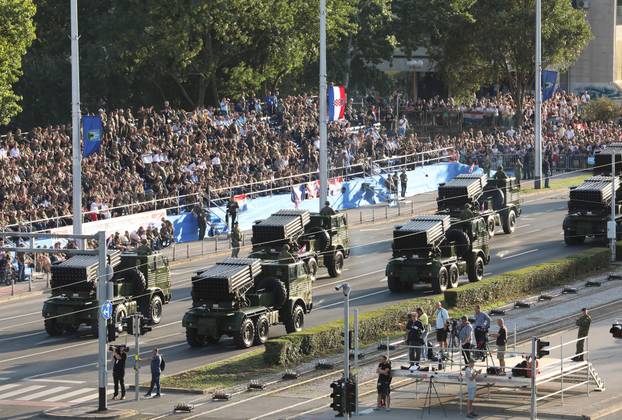 Zagreb: Pogled iz KD Vatroslav Lisinski na vojni mimohod 