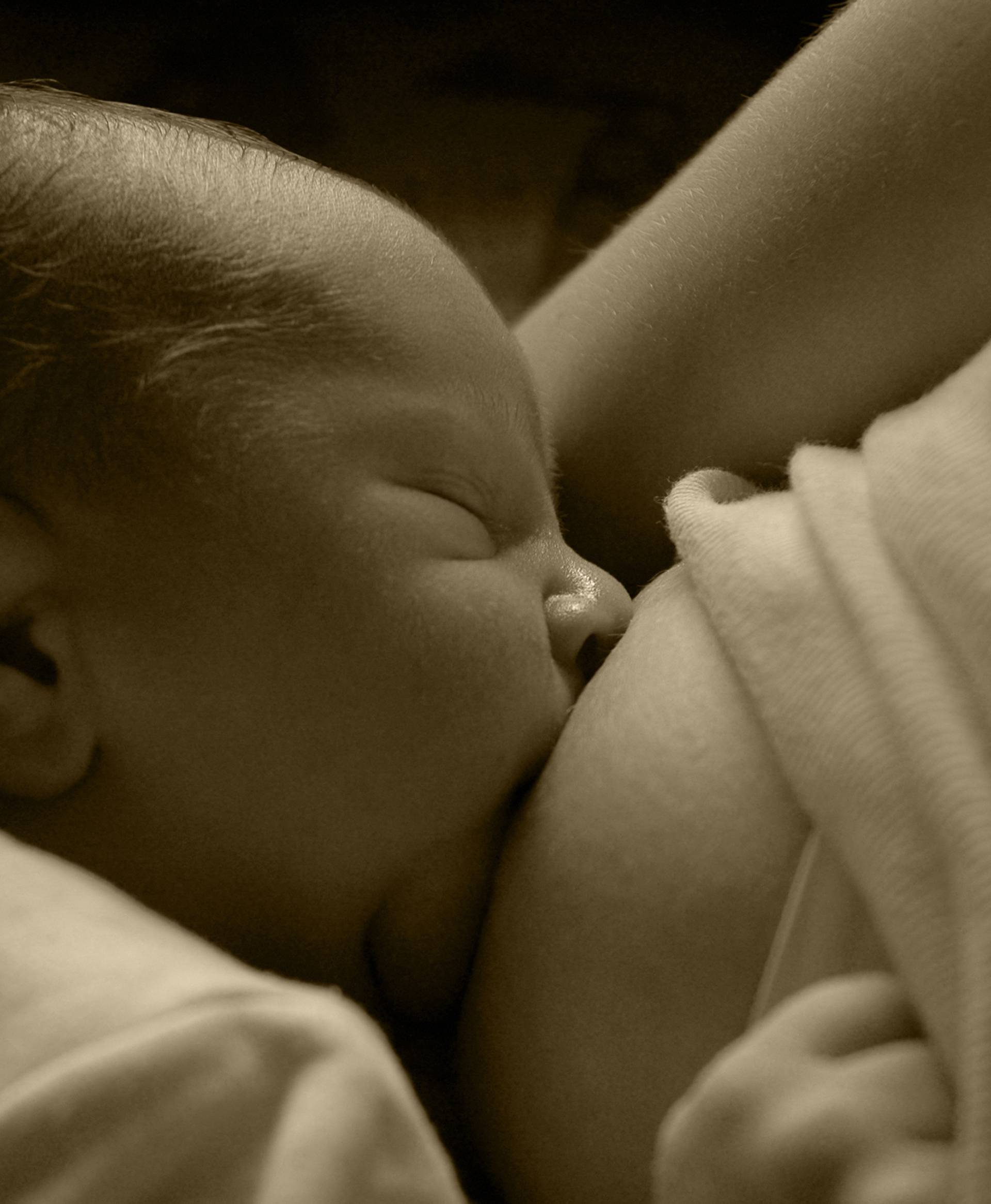 Dojenje bebu čuva od upale a majku od karcinoma maternice