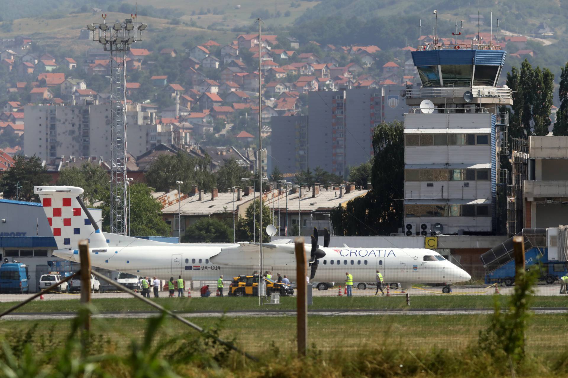 Oštećen zrakoplov Croatia Airlinesa na letu za Sarajevo, sumnja se na vatreno oružje