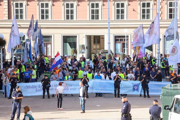 Zagreb: Molitelji na glavnom gradskom trgu