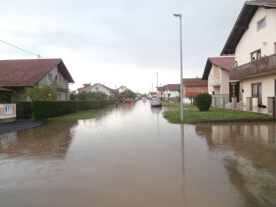 Slavonski Brod je pod vodom: Obilne kiše preplavile su ulice