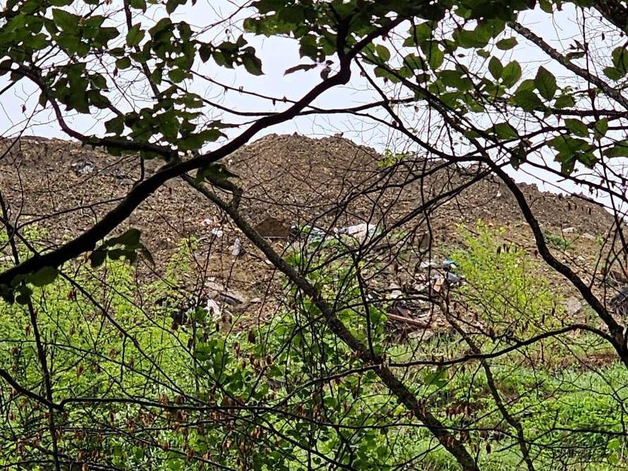 EKSKLUZIVNO Zatrpao potok građevinskim otpadom: 'Nema dozvole, ali bacamo na svoje'