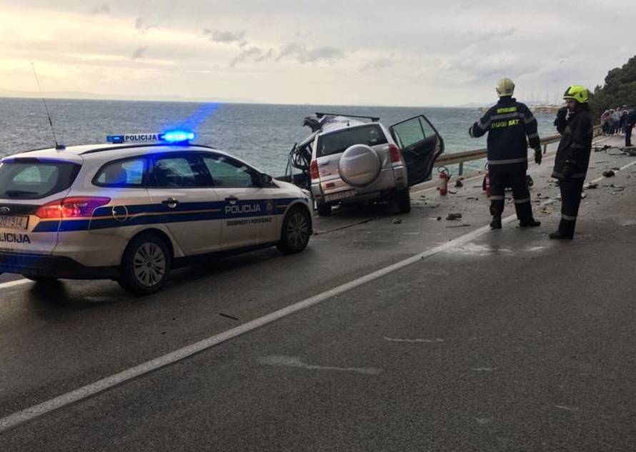 Sudar u Krilu Jesenice: Bus i auto smrskani, poginuo vozač