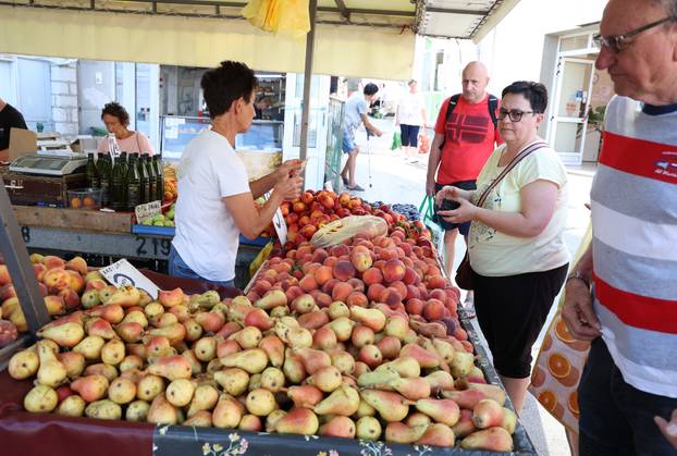 Šibenik: Ponuda vo?a i povr?a na gradskoj tržnici 