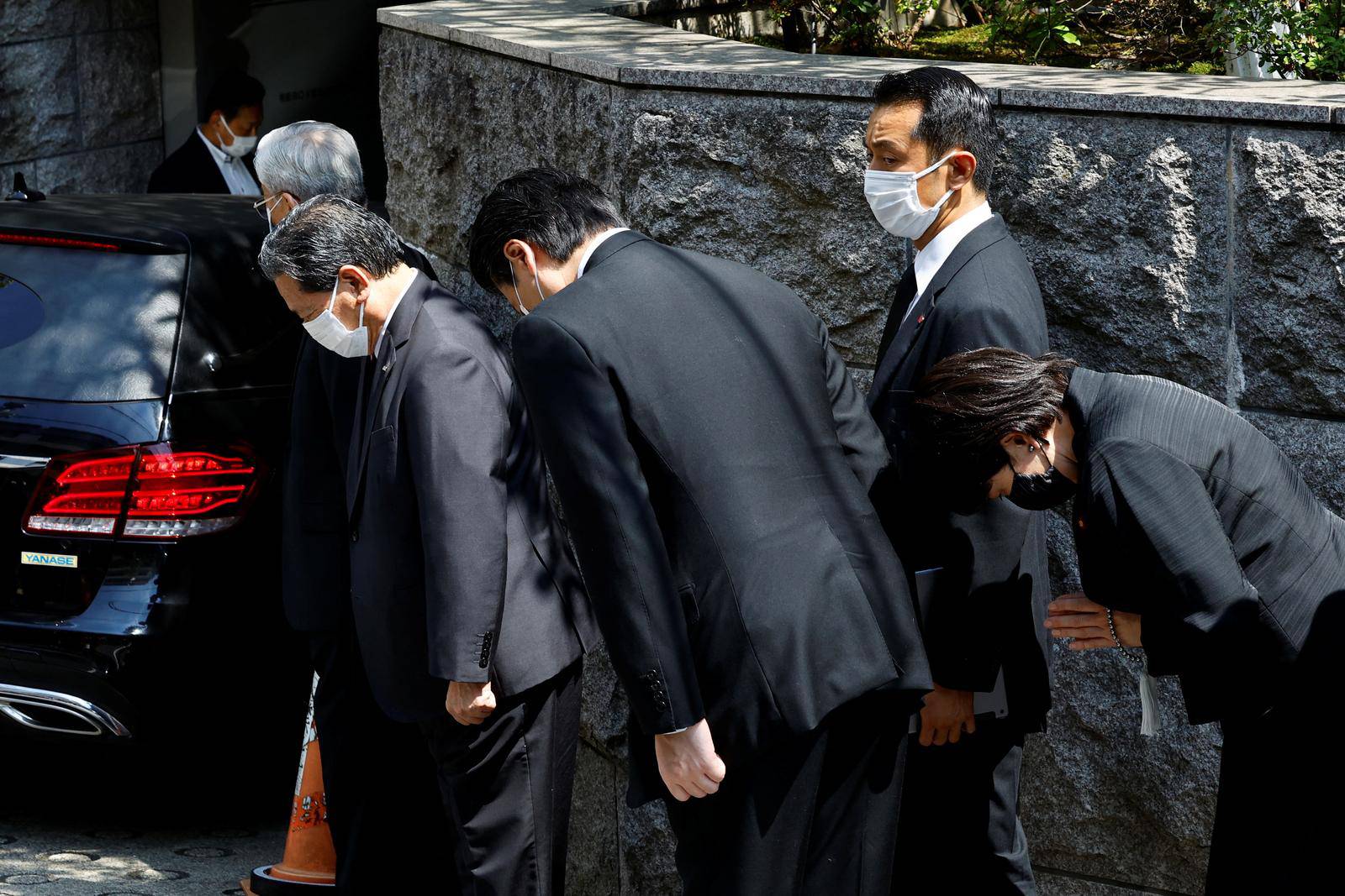 People wait to see the arrival of former Japanese Prime Minister Shinzo Abe's body, in Tokyo