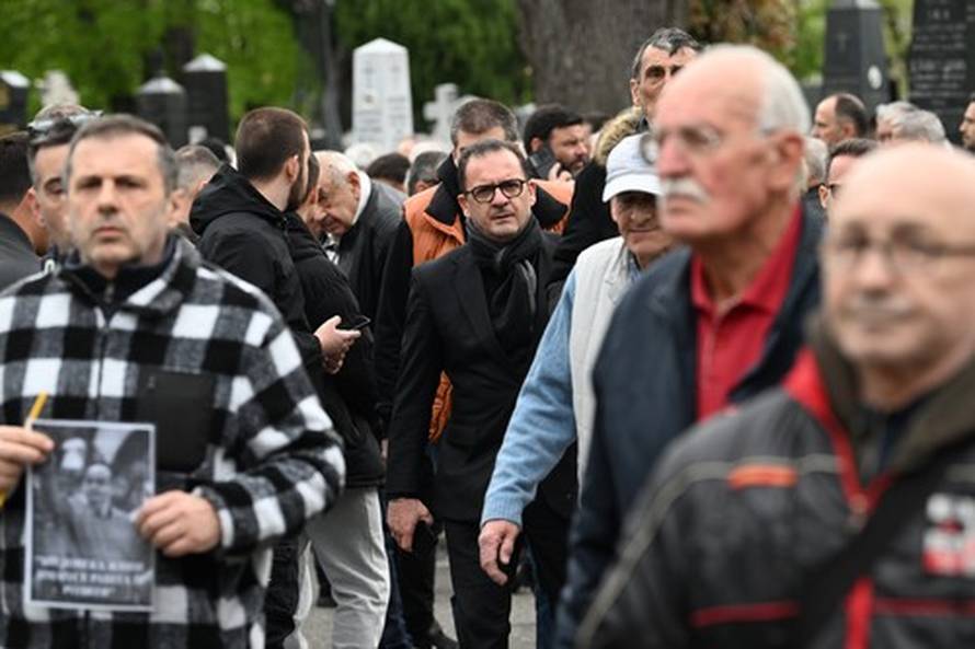 The legendary basketball coach, Dusko Vujosevic, was buried in the Alley of Meritorious Citizens at the New Cemetery.Legendarni kosarkaski trener, Dusko Vujosevic sahranjen je u Aleji zasluznih gradjana na Novom groblju.