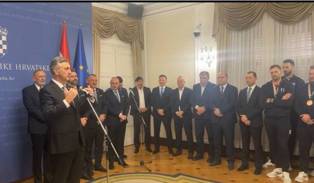 FOTO Plenković dobio dres s potpisima rukometaša: Uživajte danas. Uvijek razveselite narod