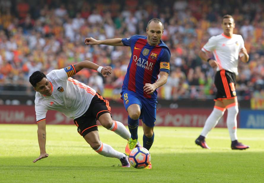 Football Soccer - Spanish Liga - Valencia v Barcelona
