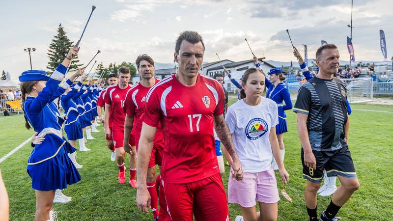 FOTO Dalić okupio legende u Livnu: Pogledajte tko je sve bio na humanitarnoj utakmici