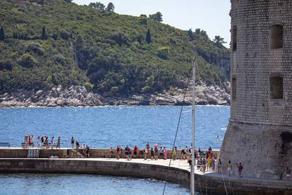 Dubrovnik je pun turista koji uživaju u ljepoti gradskih zidina
