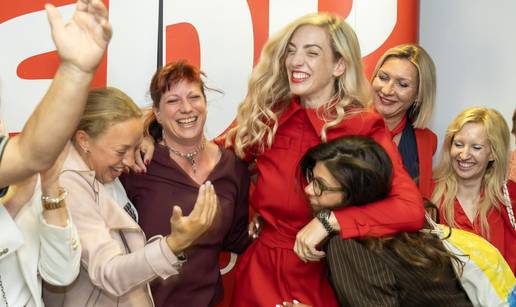 FOTO Maše iz kabrioleta, a birači je vole: Sanja Radolović osvjetlala je obraz SDP-u