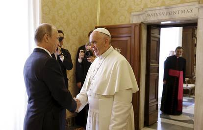 Papa Franjo je darovao Putinu medaljon s anđelom mira