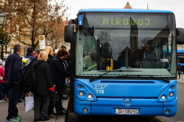 Zagreb: GraÄani na Kaptou ZET-ovim autobusima idu prema Mirogoju