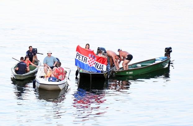 Petrinja: Postavljena velika zastava RH povodom 31.obljetnice VRO Oluje na mostu preko rijeke Kupe