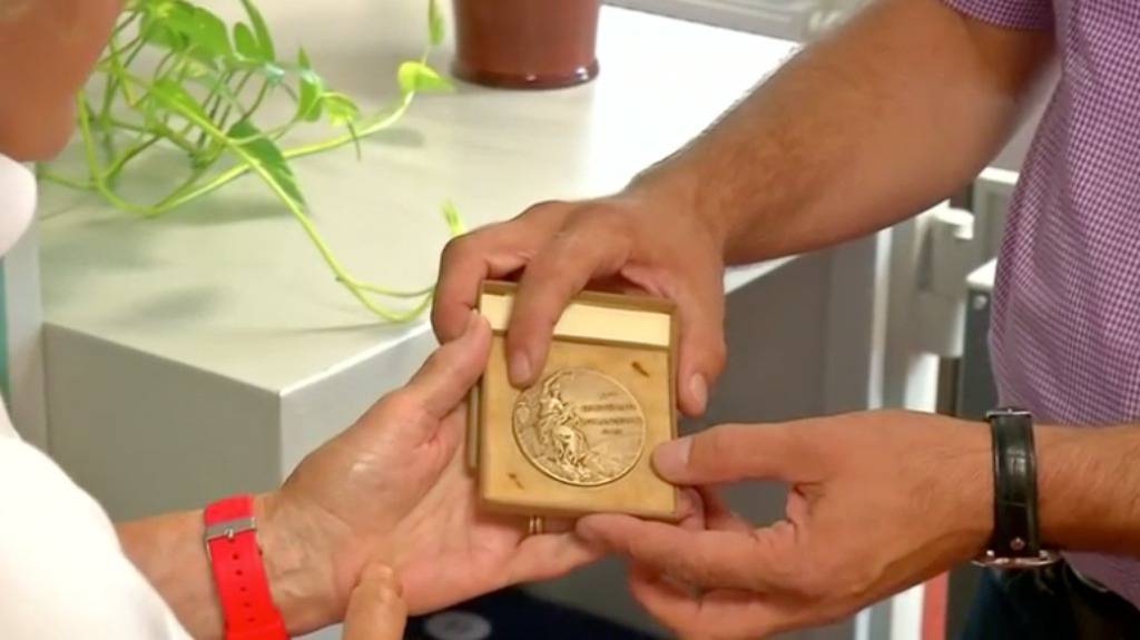 Nitko nije vjerovao: U tajnom zidu pronađena zlatna medalja