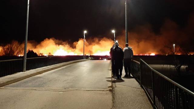 Borili se s vjetrom: Vatrogasci ugasili požar kod Metkovića...