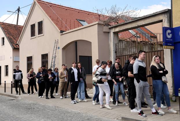 Samobor: Ljudi čekaju u redu ispred Ghetaldusa za karte za Thompsonov koncert