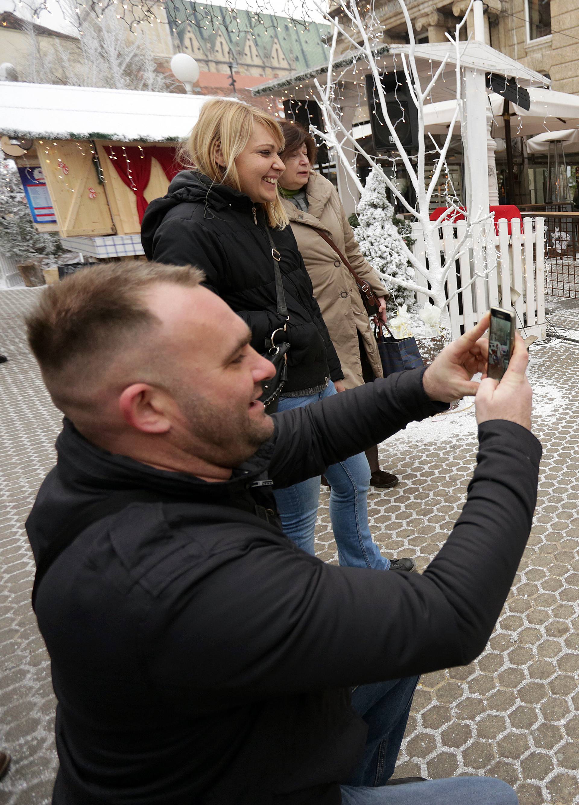 Pokloni i smijeh obilježili djedičin posjet Kući ljubavi