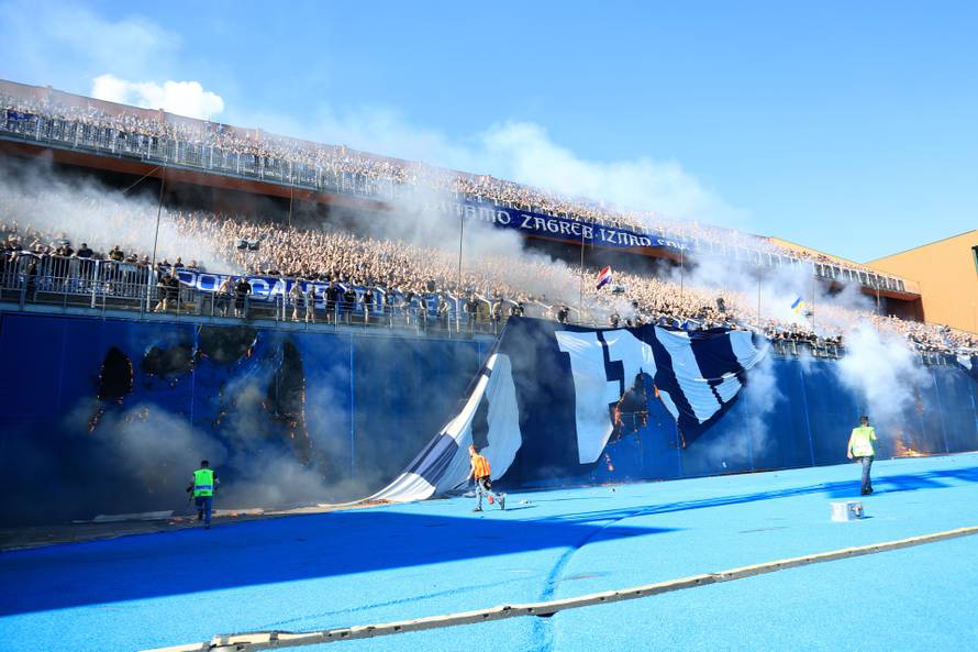 Torcida zapalila veliki transparent Bad Blue Boysima