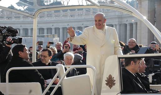 Opet kr&scaron;i protokol: Papa se s prijateljem vozio u papamobilu 
