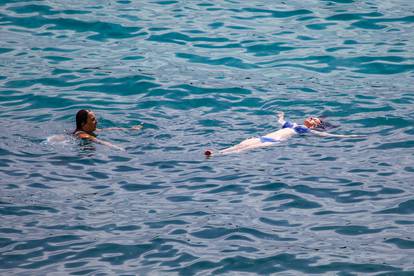 U Dubrovniku sve više turista, a plaža Banje svaki je dan punija