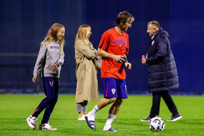 FOTO Tata, tata, ajde mene prođi! Modrić nakon utakmice zaigrao nogomet s djecom...