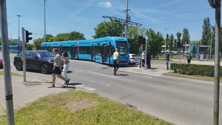 DRAMA NA JARUNU Sudar policijskog auta i tramvaja koji je iskočio: 'Putnici su vrištali'