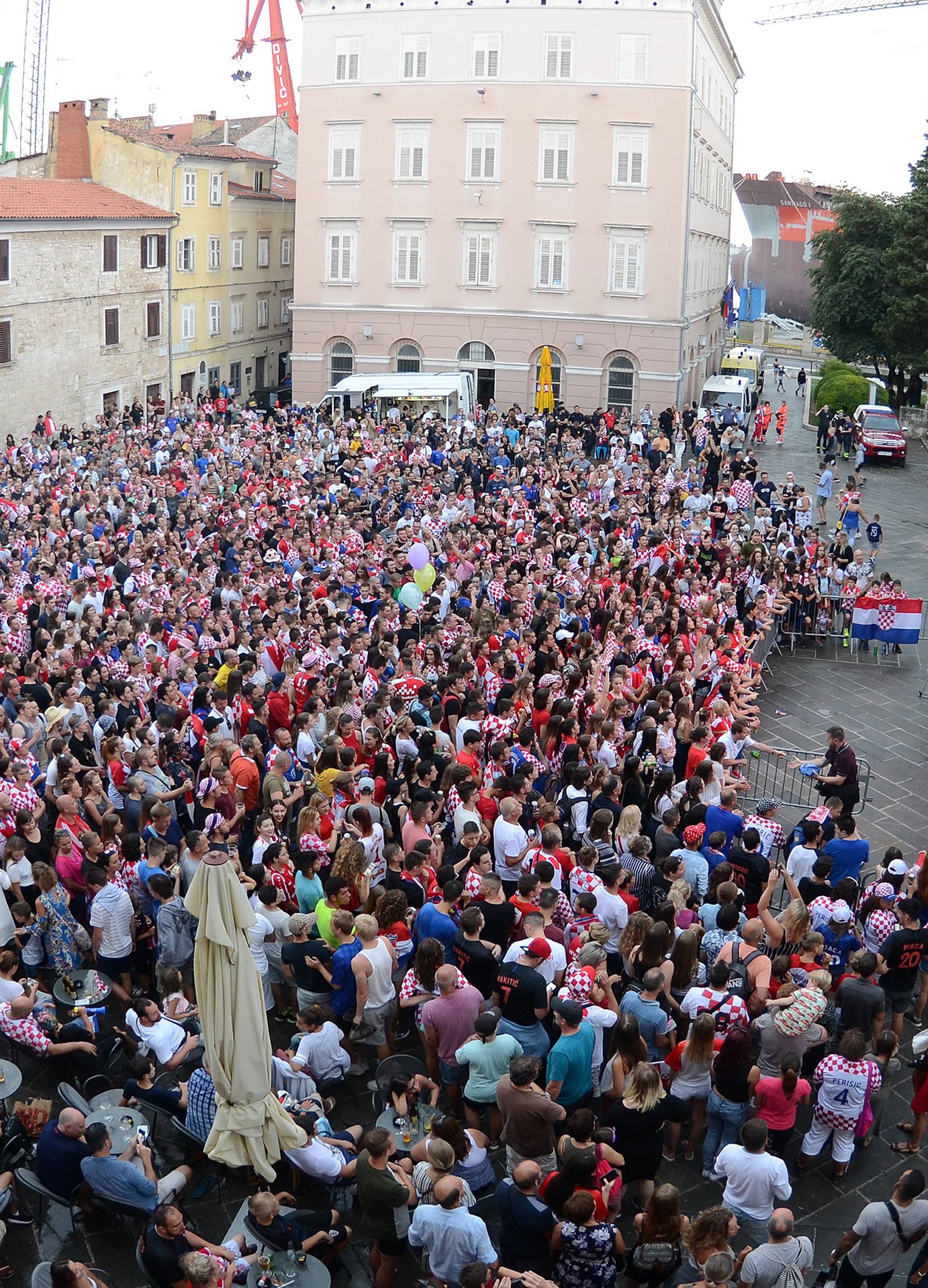 Pula: Ni kiÅ¡a nije omela gledanje polufinalne utakmice izmeÄu Hrvatske i Engleske