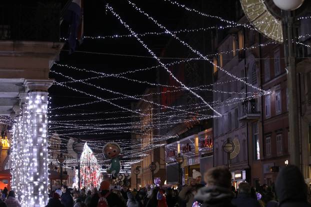 Rijeka: Paljenjem rasvjete zapoceo "Advent" na Korzu.