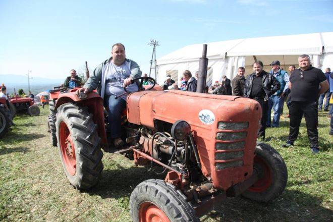 Blagoslovili su svoje  traktore: 'Sada će sigurno bolje orati...'