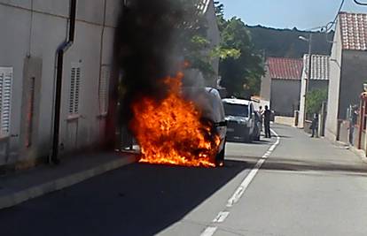Dostavljaču se u vožnji zapalio automobil, izgorio prednji dio