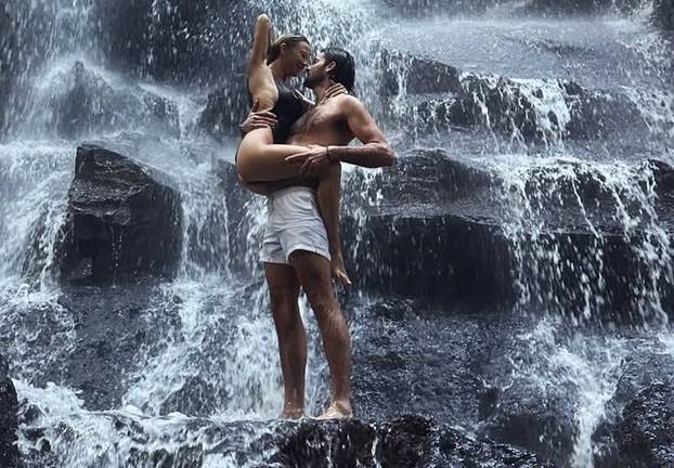 FOTO Polugoli i mokri do kože u vrelom zagrljaju: Maja objavila nikad vatrenije fotke sa Šimom