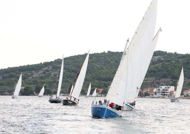 FOTO Čuvari stoljetne tradicije: Drveni brodovi utrkivali se na 'Regati za dušu i tilo' u Betini