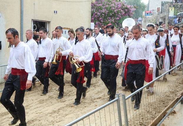 Sinj: Zbog jakog pljuska odgođena 310. Sinjska alka