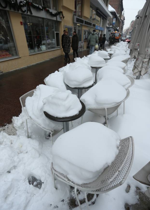 Zagreb: Djelatnici zagrebačkog Holdinga čiste snijeg po gradu